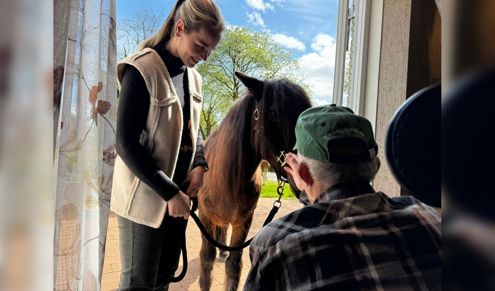 Marlies Roessink was aanwezig met een pony; er kwam een glimlach op het gezicht van deze bewoner, Foto: DAP Oostland/DAP Zelhem-Halle Rundvee B.V.