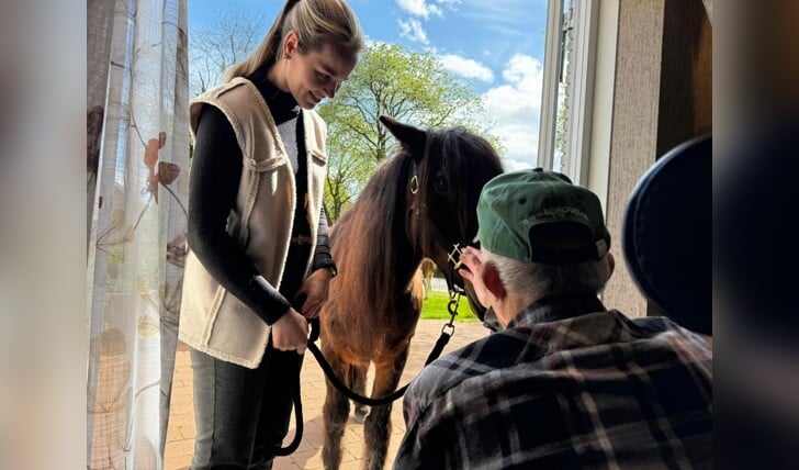 Marlies Roessink was aanwezig met een pony; er kwam een glimlach op het gezicht van deze bewoner, Foto: DAP Oostland/DAP Zelhem-Halle Rundvee B.V.