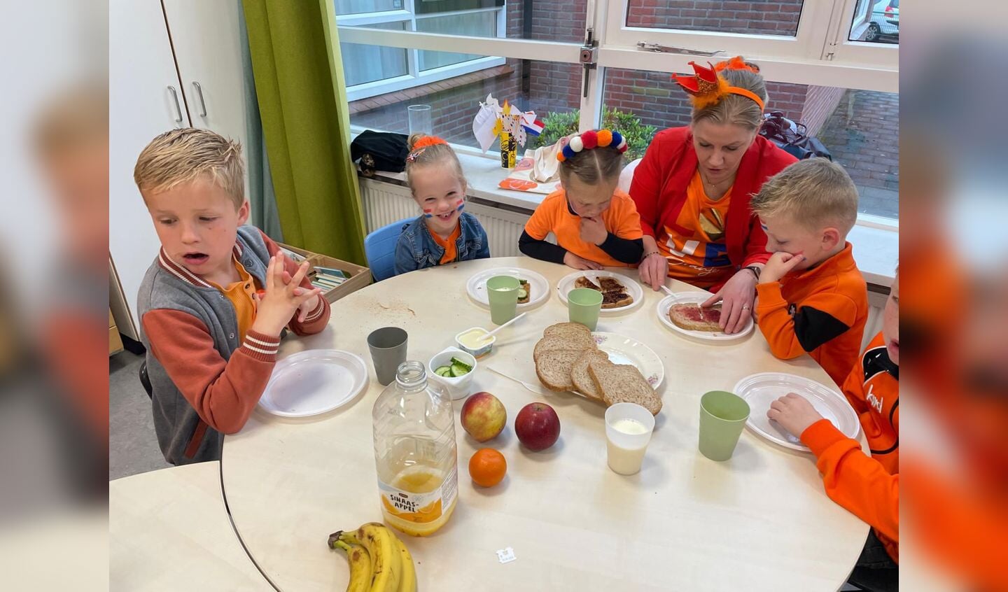Samen aan het ontbijt in oranjesferen. Foto: PR