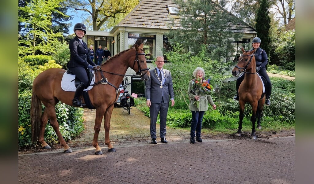 Eiltje van Lingen kreeg uit handen van Burgemeester Mark Boumans op 26 april een koninklijke onderscheiding. Foto: Jan Frans Bastiaanse