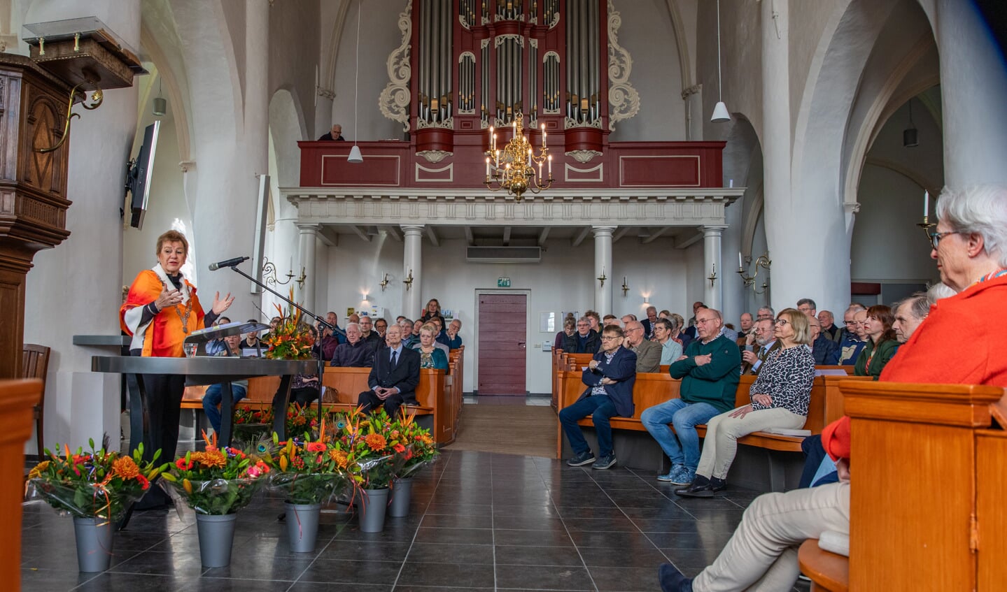 Burgemeester Marja van der Tas spreekt tot alle aanwezigen tijdens de lintjesregen in de Remigiuskerk in Hengelo. Foto: Achterhoekfoto.nl / Hans van Kooten