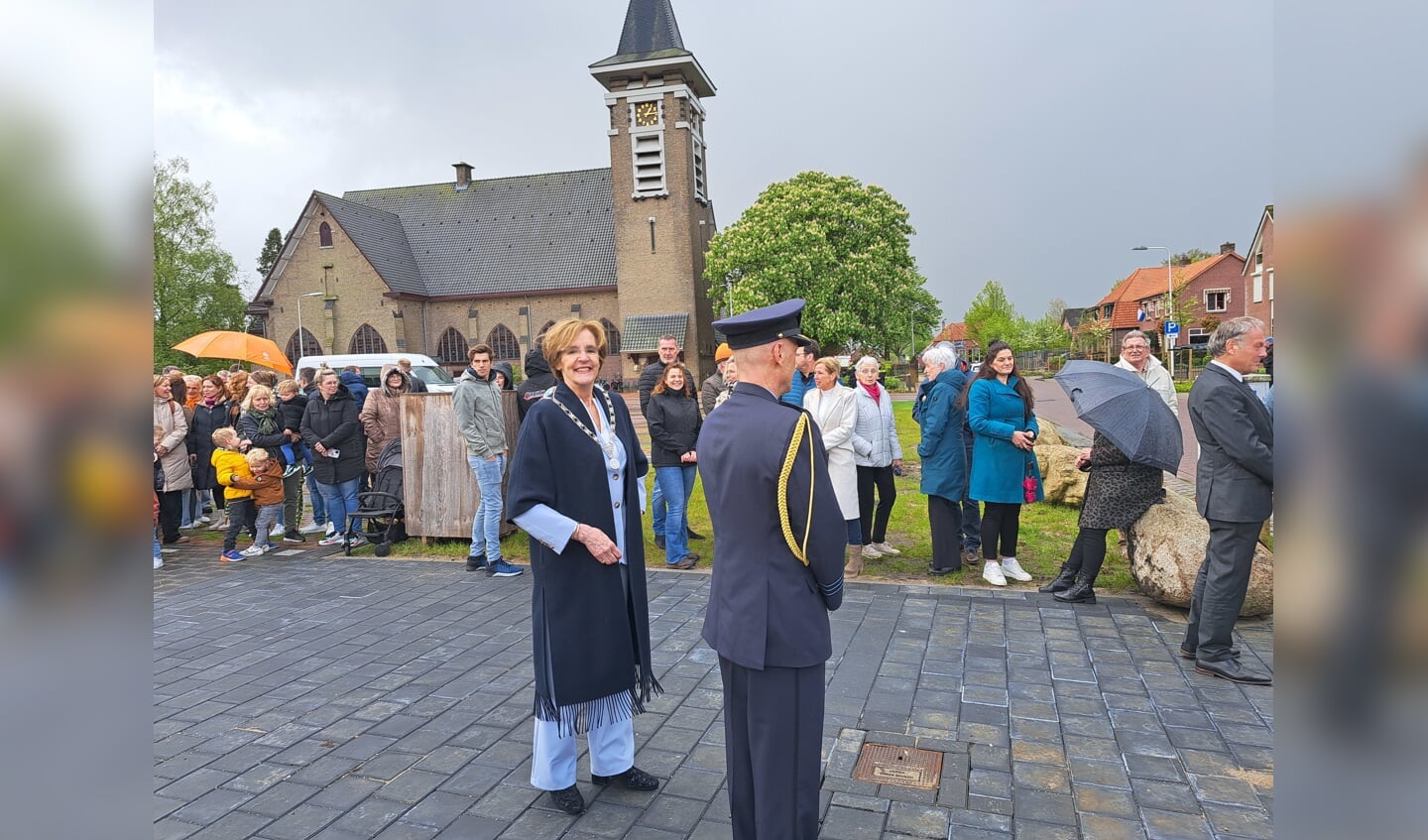 Burgemeester Bronsvoort wacht samen met veel belangstellenden op de komst van de koning. Foto: Kyra Broshuis