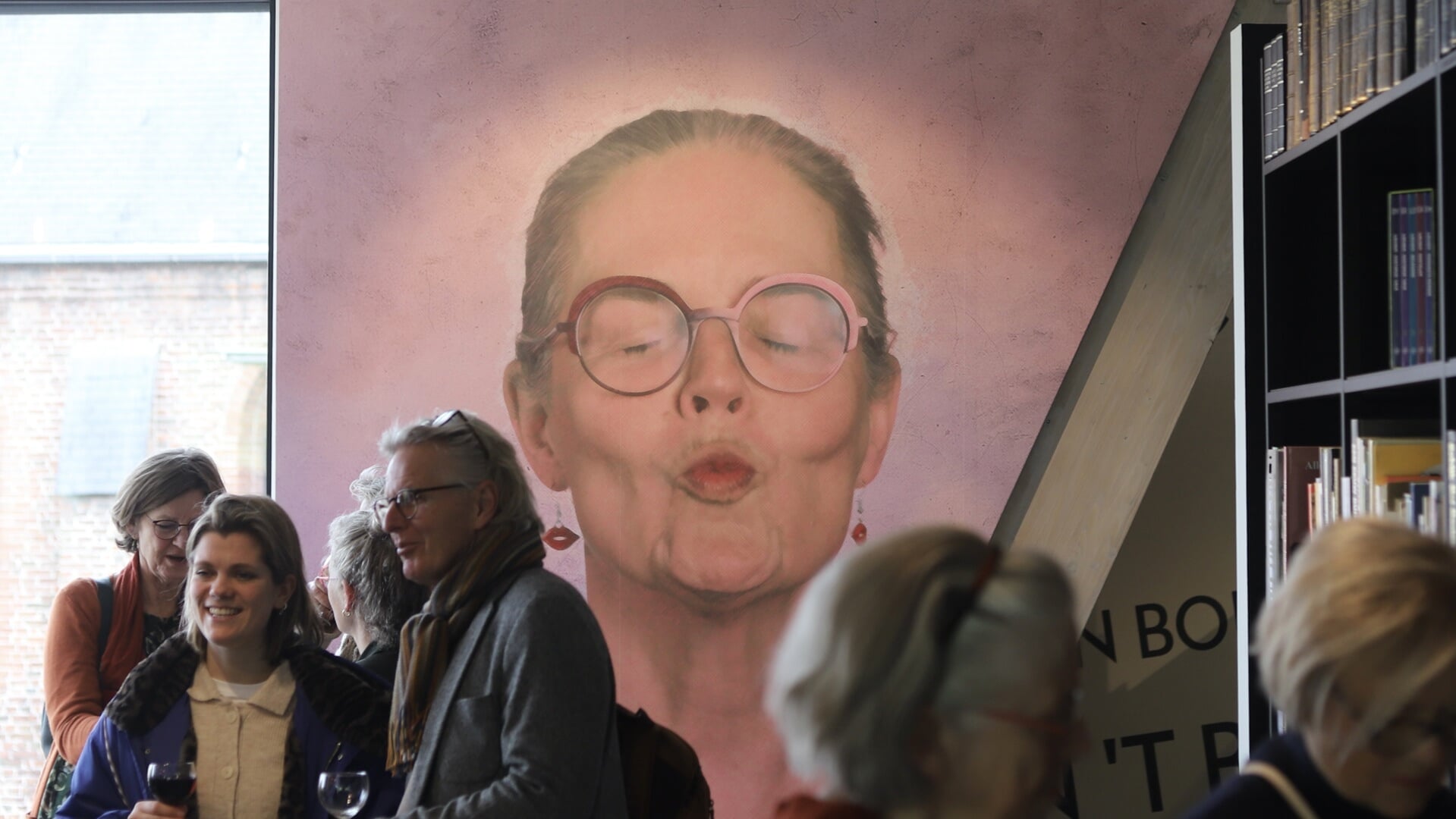 Museumdirecteur Pien Pon, al kussend afgebeeld door haar zoon Joost. Foto: Sander Grootendorst