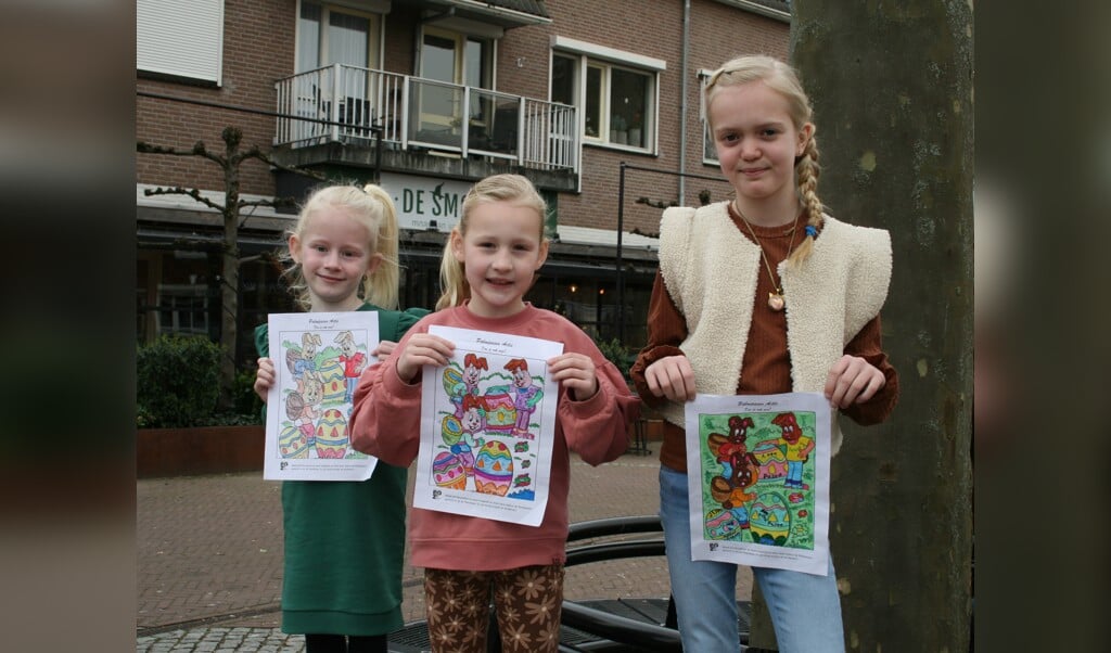 Prijswinnaars kleurplaatwedstrijd Palmpasen: Charléna Hendriksen, Fien Beumer en Mirte Hukker (v.l.n.r.). Foto: Annemarie Oosterink