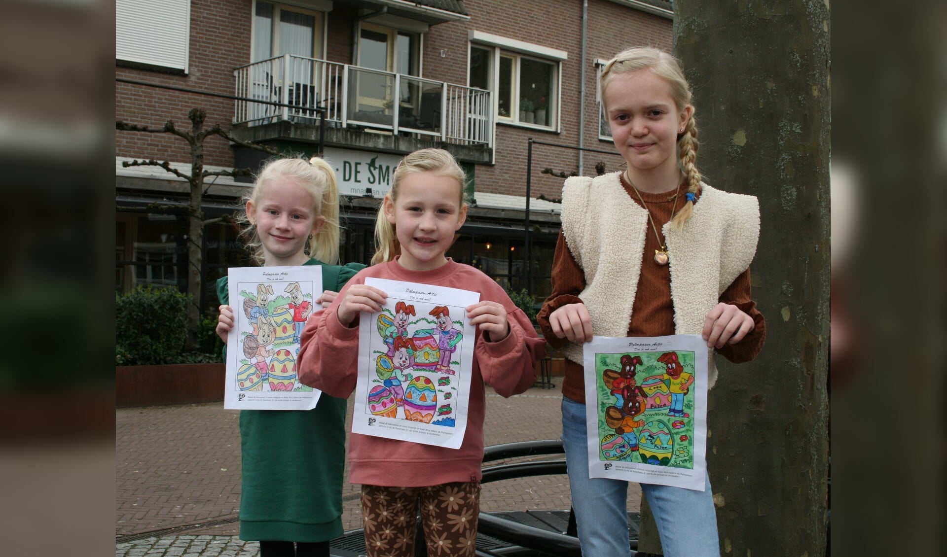 Prijswinnaars kleurplaatwedstrijd Palmpasen: Charléna Hendriksen, Fien Beumer en Mirte Hukker (v.l.n.r.). Foto: Annemarie Oosterink