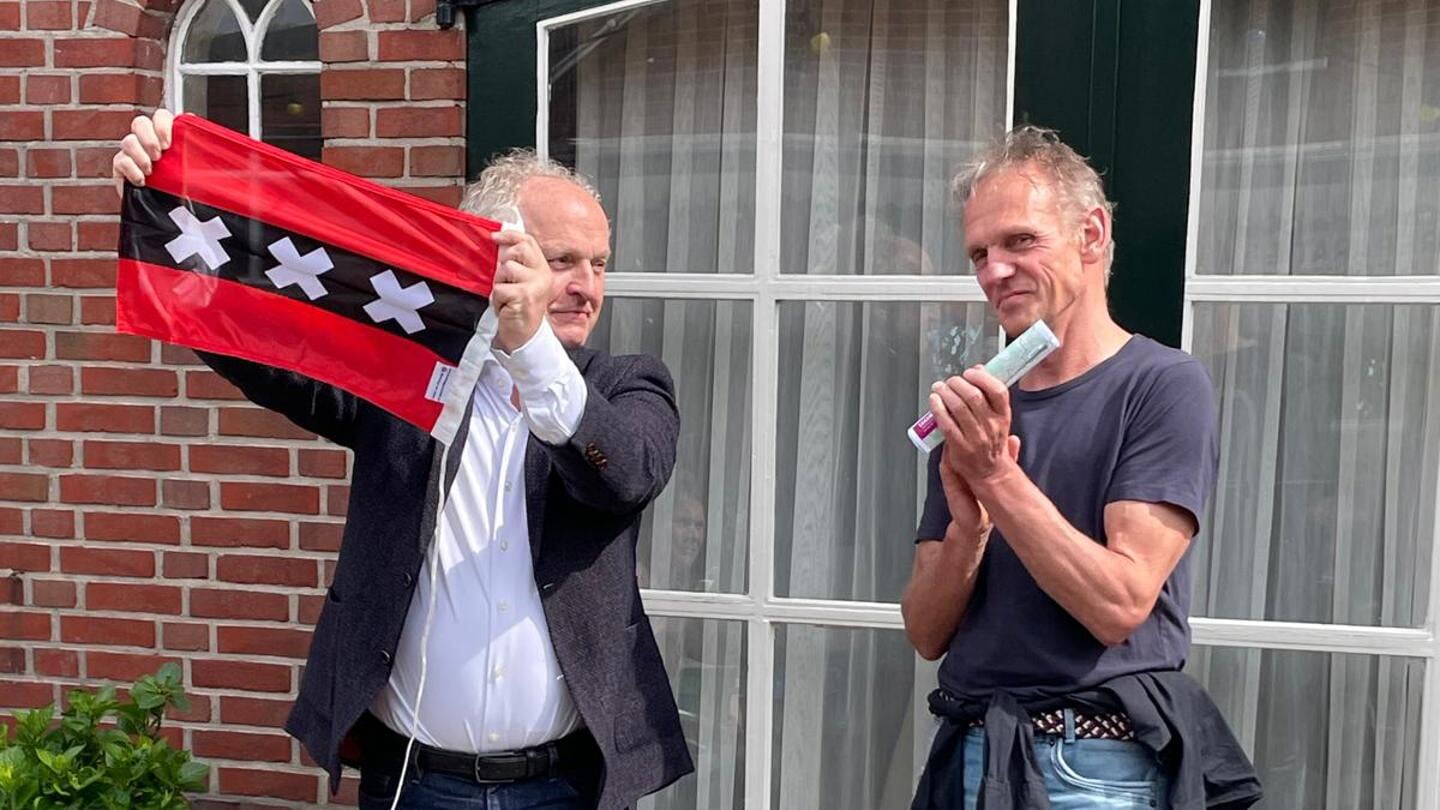 Overhandiging tweede vlag wethouder John Haverdil van gemeente Oude IJsselstreek.