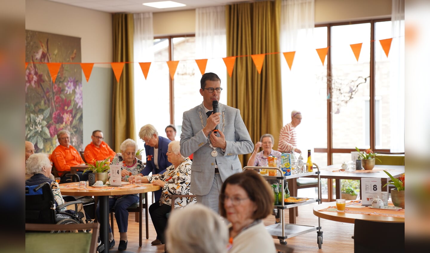 Een speciaal woordje van burgemeester Joost van Oostrum maakte het tot een bijzondere ochtend voor iedereen. Foto: Wilma Arink.