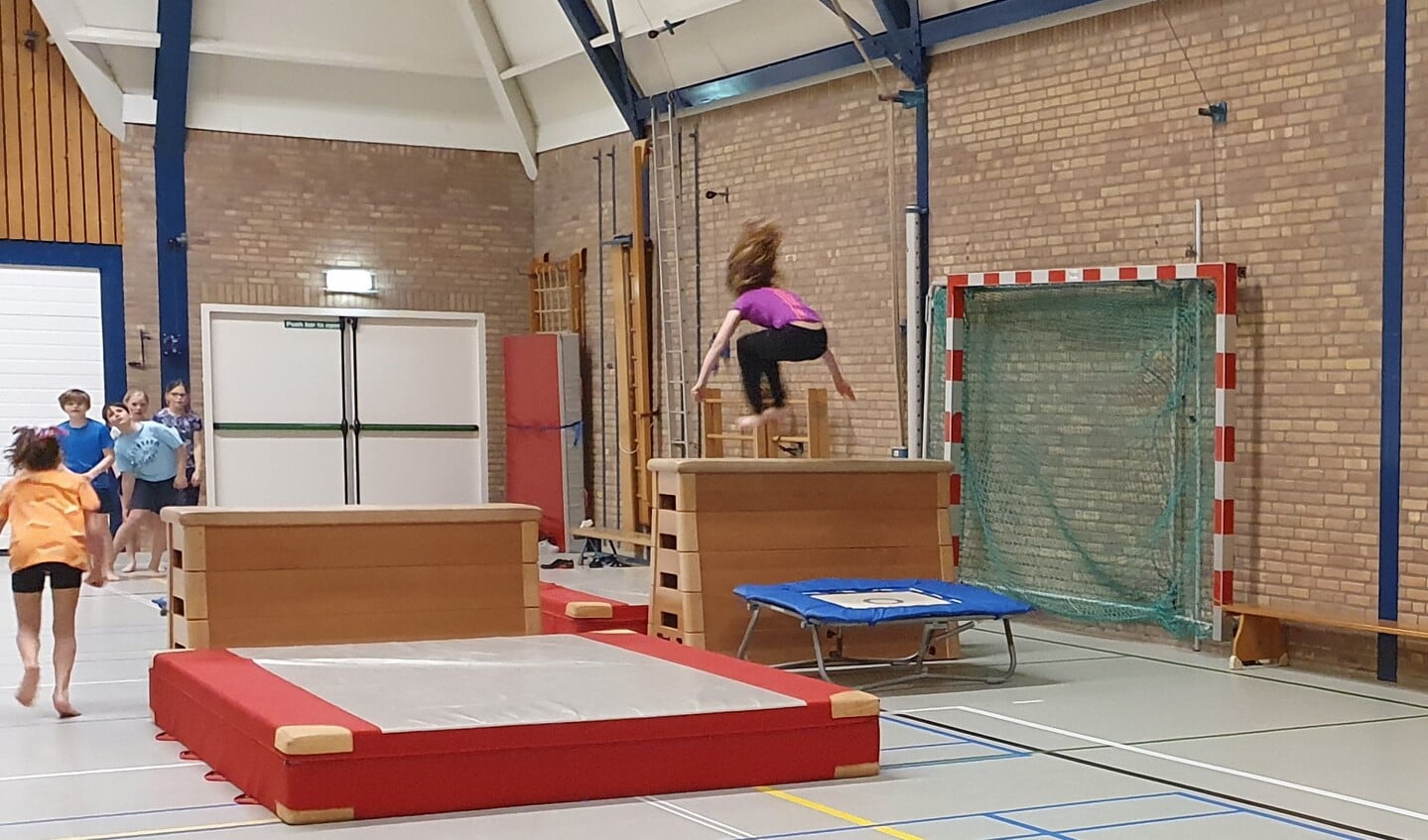 Naast de tumblingbaan konden de deelnemers aan de workshop turnen van de dans en gymnastiekvereniging DOG Baak verschillende sprongen doen over de kast met trampoline. Foto: Alice Rouwhorst