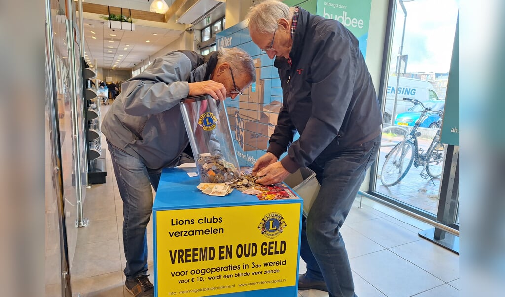 Wiet Burbach (l) en Gerrit te Rietstap (r) legen regelmatig de 'spaarpot' voor de oogoperaties. Foto: Arjen Dieperink