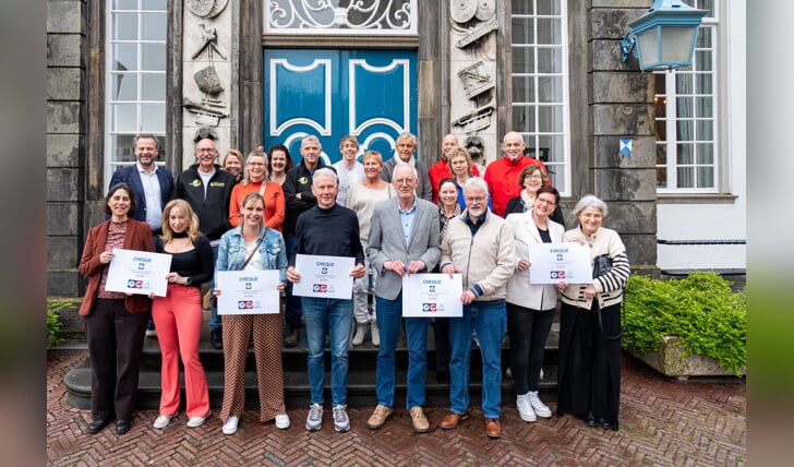 De organisaties voor palliatieve zorg namen de cheques in ontvangst in het Oude Stadhuis in Zutphen. Foto: gemeente Zutphen
