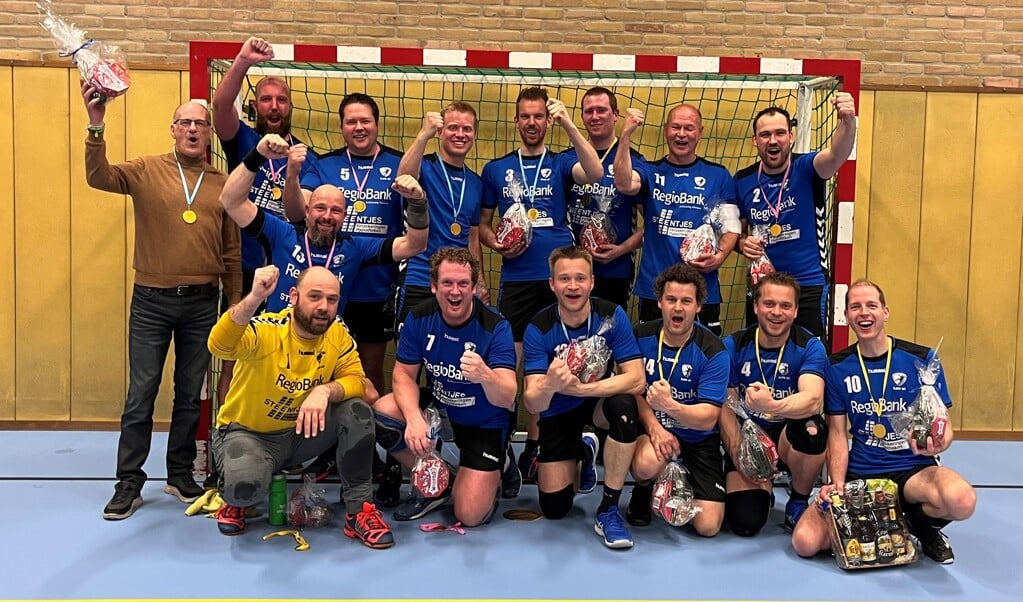 Het kampioensteam, met op de voorste rij (vlnr): Henk-Jan Altena, Rik Schroer, Mart Koenders, Wesley Heilig, Thijs Koenders en Ivo Wopereis. Achterste rij: Rob Arnoldus, Roel Aalbers, Jos Oonk, Robert te Veldhuis, Job Koenders, Frank Vruggink, Rubin Klein Gunnewiek, Kees van Leeuwen en Niels Lageschaar. Foto: PR