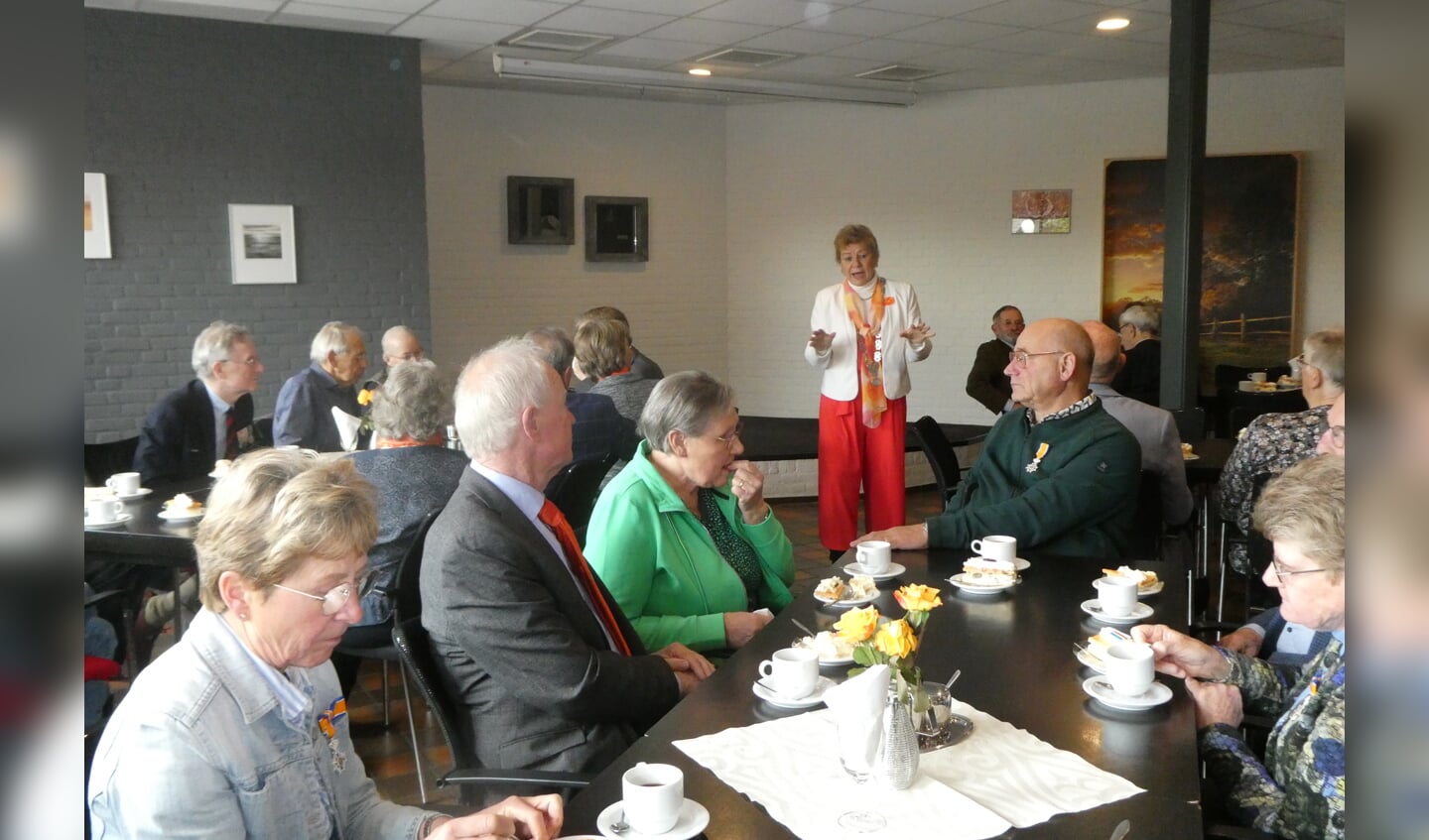 Burgemeester Marja van der Tas sprak na afloop van de aubade de genodigde toe. Foto: Jan Hendriksen
