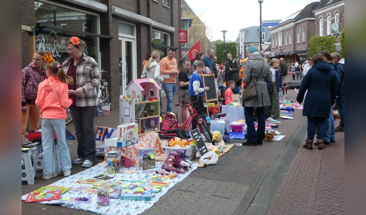 Tientallen kinderen hadden hun overtollige speelgoed op de stoepen in de Dorpsstraat uitgestald op de kleedjesmarkt. TFoto: Jan Hendriksen.