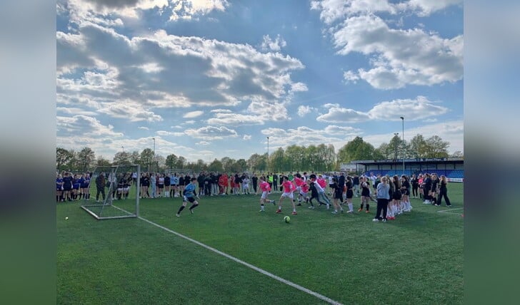 Vreugde bij het HEN (Haaksbergen, Eibergen en Neede) 7 tegen 7 voetbaltoernooi van het Assink lyceum. Foto: PR