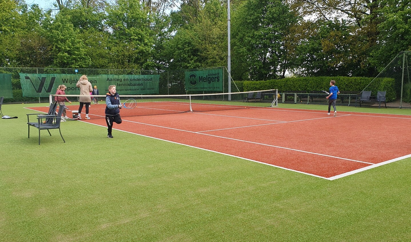 Even proeven aan wat tennissen is bij De Nieuwe Hellewei tijdens Koningsspelen 2024. Foto: Alice Rouwhorst