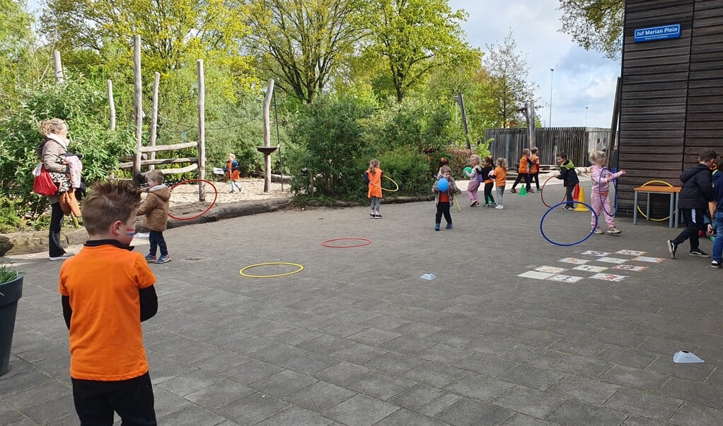 Leuke sport- en spelactiviteiten tijdens de Koningsspelen op het schoolplein van De Pannevogel. Foto: Alice Rouwhorst