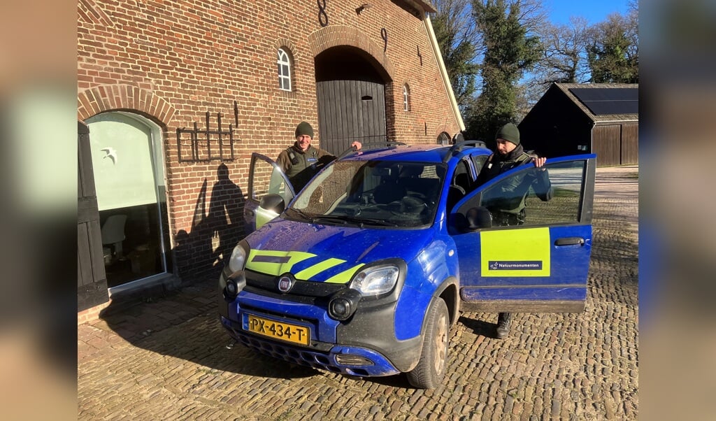 De boa's bij de herkenbare auto. Foto: Natuurmonumenten/Jantine Wesselink