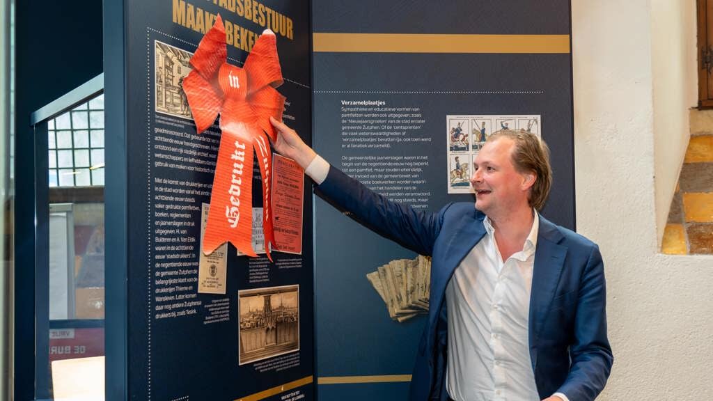 
Wethouder Sjoerd Wannet opent de mini-expo in de Burgerzaal. Daarmee luidt hij het themajaar van 2024 in: Gedrukt in Zutphen. Foto: Jolanda van Velzen