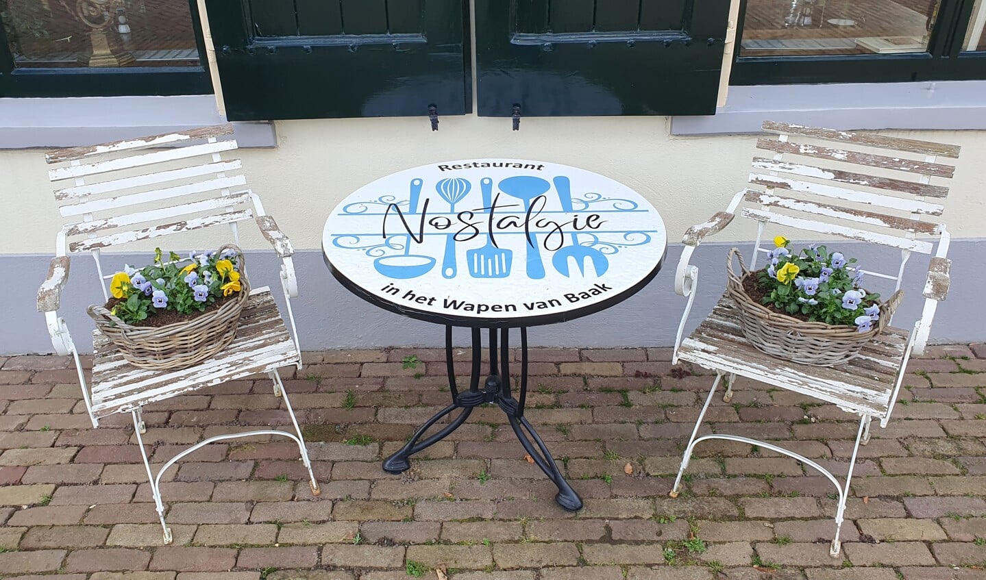 Het logo van Restaurant Nostalgie buiten op een tafeltje voor het etablissement. Foto: Alice Rouwhorst