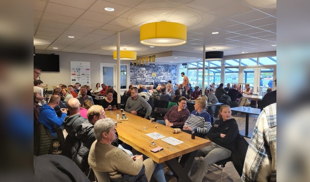 Vorige week maandagavond werden de bijna tachtig gastgezinnen in het clublokaal van VV Ruurlo door de organisatiecommissie bijgepraat over hun te verwachten gasten en het programma van het Pinksterweekend. Foto: PR