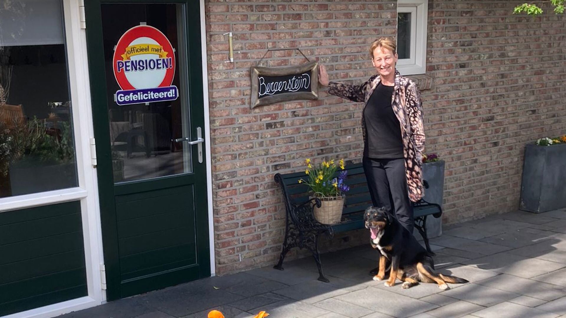 Lyda van den Berg (met hond Moos) en haar zorgboerderij Bergensteijn gaan met pensioen. Eigen foto