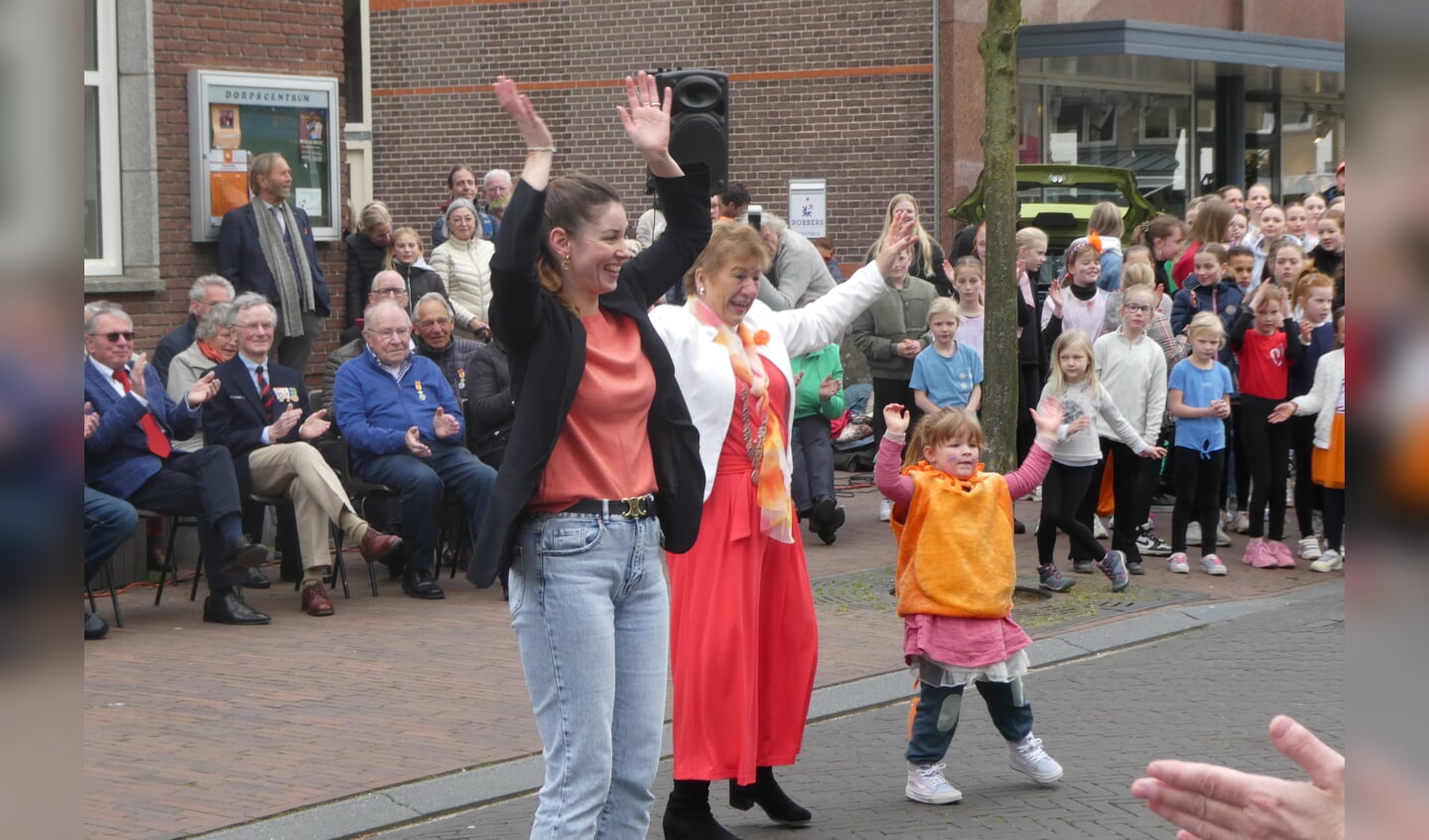 De dansende waarnemende burgemeester Marja van der Tas.   Foto: Jan Hendriksen