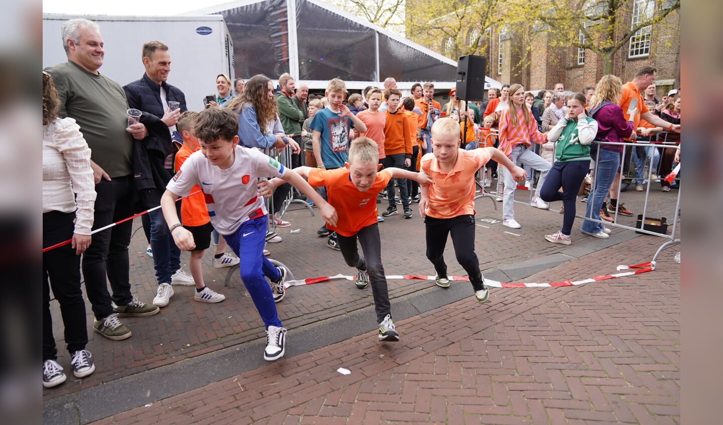 Maar liefst negentig kinderen renden van snack naar snack over een speciaal parcours die in de Dorpsstraat was uitgeze . Foto: Wilma Arink