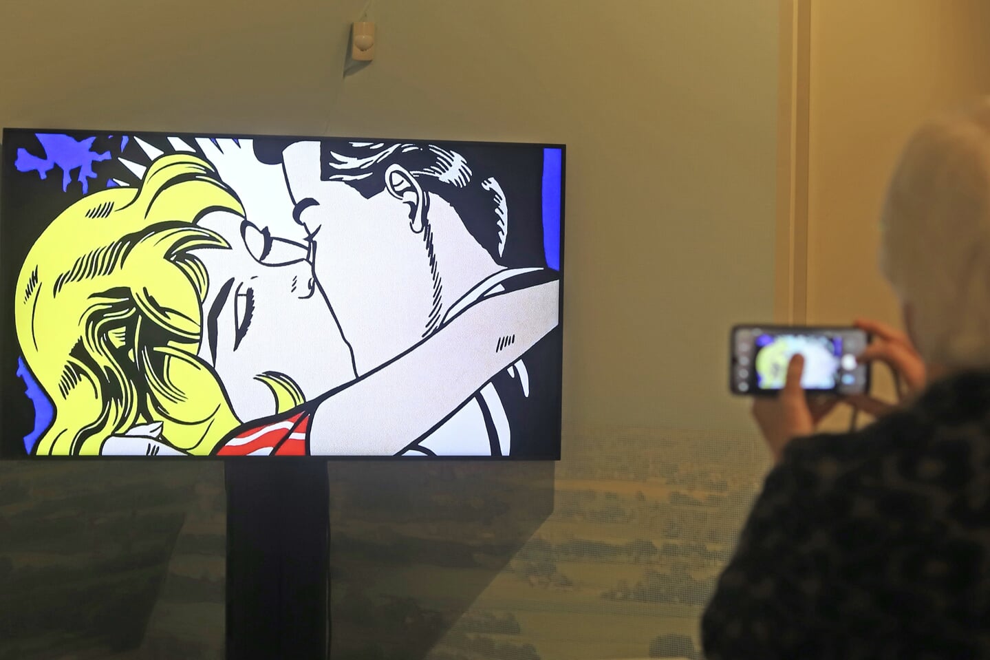 Op een beeldscherm komt een rij historische kussen langs, waaronder deze van de Amerikaan Roy Lichtenstein (1923-1997). Foto: Sander Grootendorst