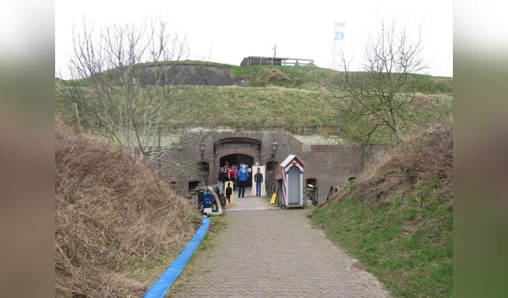 Fort Pannerden ligt verborgen onder een dak van aarde, telt vijf verdiepingen. Foto: Henk Oltvoort
