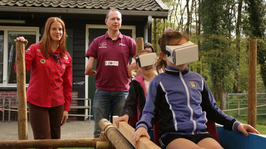 Vrijwilligers Amke en Leon kijken toe hoe bezoekers Linde en Lone genieten in de bobsleebaan. Foto Rick Groters