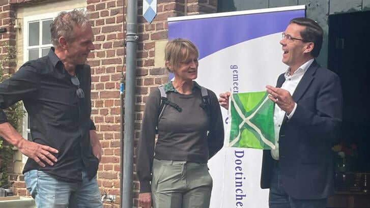 Overhandiging eerste vlag wethouder Henk Bulten gemeente Doetinchem.