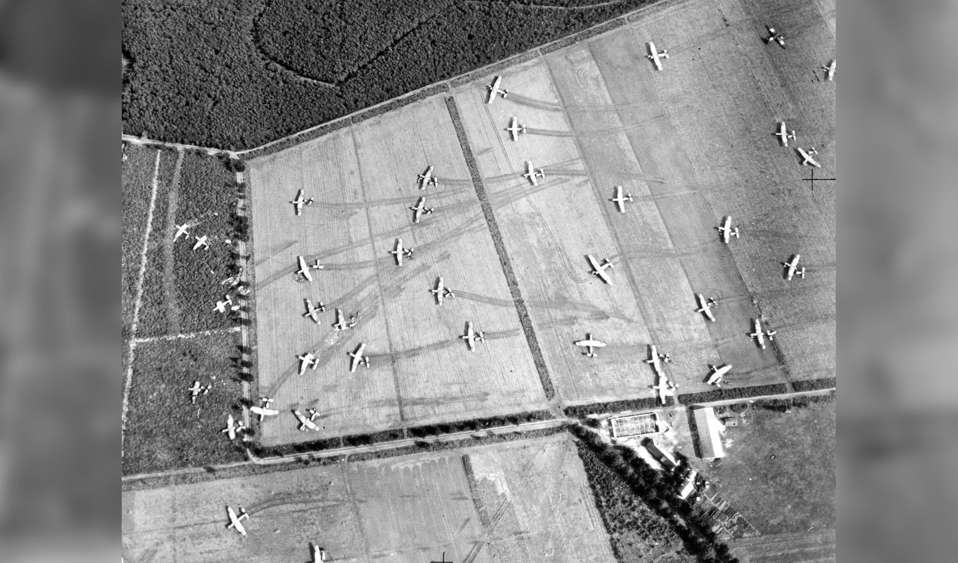 Luchtfoto van bouwland bij Wolfheze, waarop op 17 september 1944 grote aantallen Britse zweefvliegtuigen neer kwamen. Foto: PR