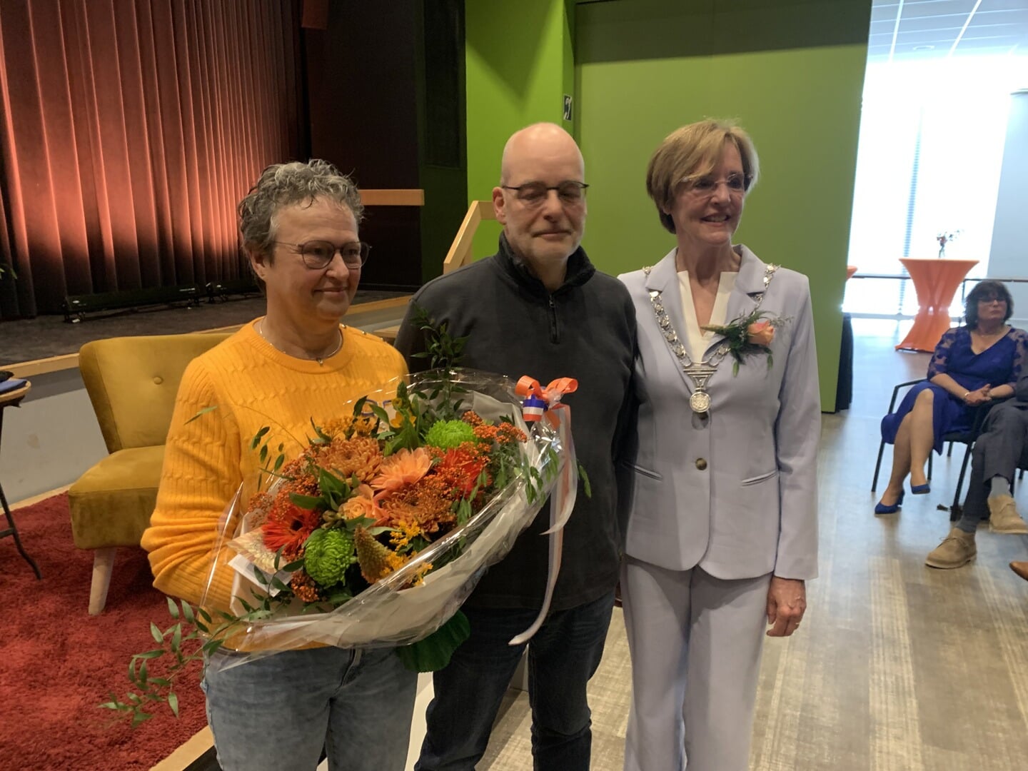 Ilona Hendriks met rechts haar man Hen en burgemeester Annette Bronsvoort van Oost Gelre. Foto: Jos Wessels