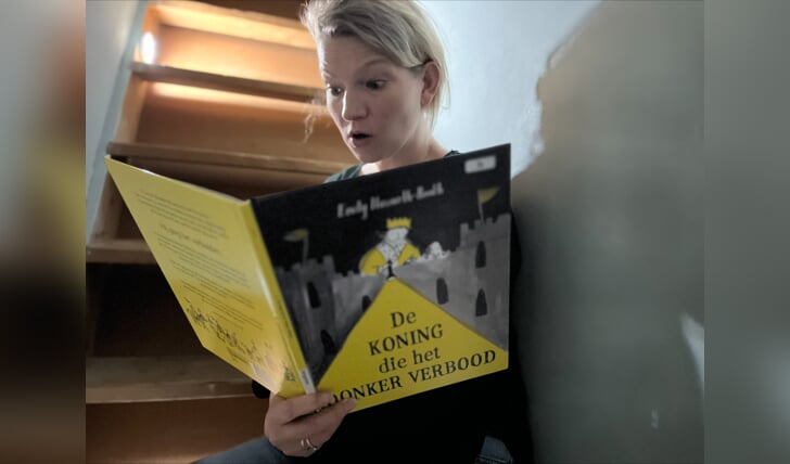 Kelly Roemaat speelt de vertelvoorstelling 'De Koning die het donker verbood'. Foto: PR