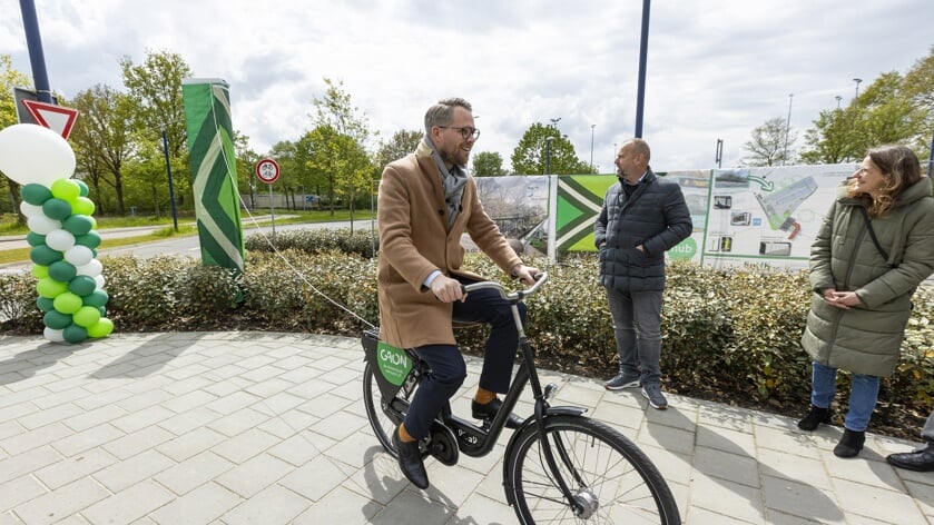 Bart Porskamp deed fietsend de officiële onthulling. Foto: PR