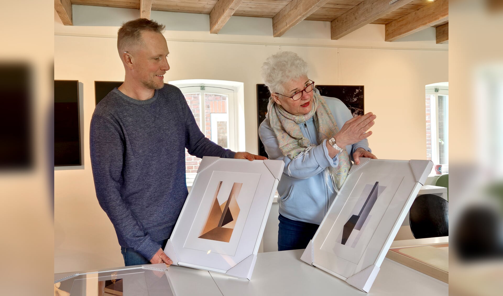 Maarten Rots en Verena Winter maken een keuze uit de kunstwerken voor de expositie van Rots. Foto: Iris Jansen
