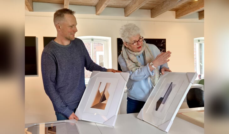 Maarten Rots en Verena Winter maken een keuze uit de kunstwerken voor de expositie van Rots. Foto: Iris Jansen