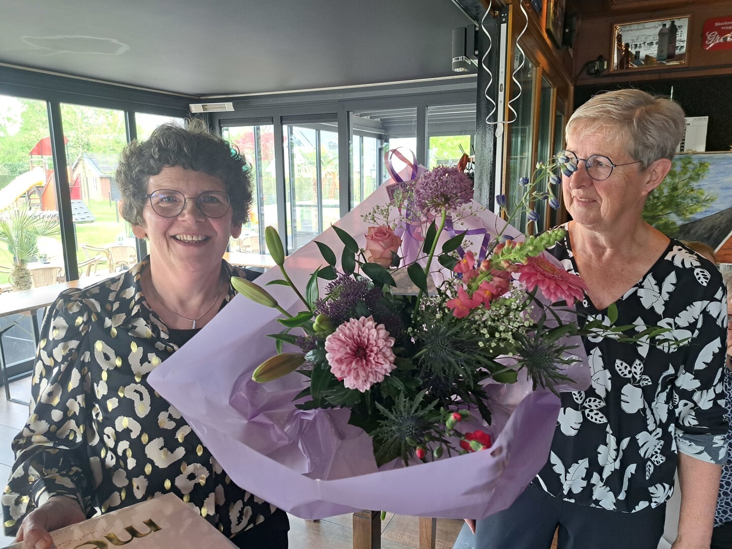 Bloemen voor vrijwilligster Carla Koning (links). Foto: Kyra Broshuis 