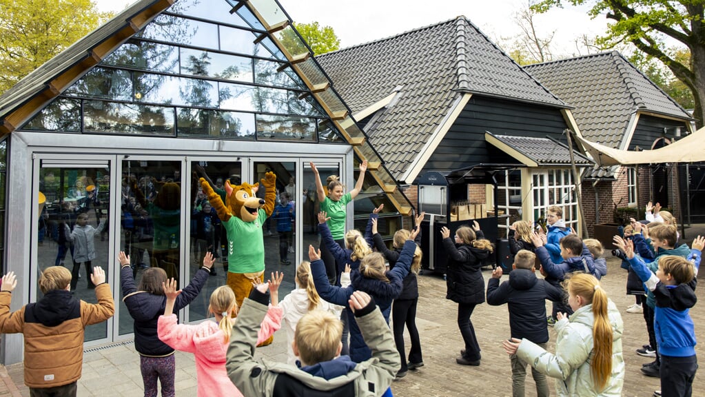 De warming-up van Kidsgeluk in Beweging, met mascotte Lodewijk. Foto: TM Marketing