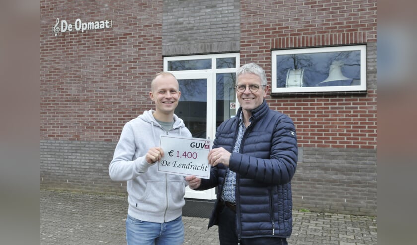 Joran Schoppers (lnks) en Mario Navis met het verenigingsgebouw op de achtergrond. Foto: Bert van Asselt