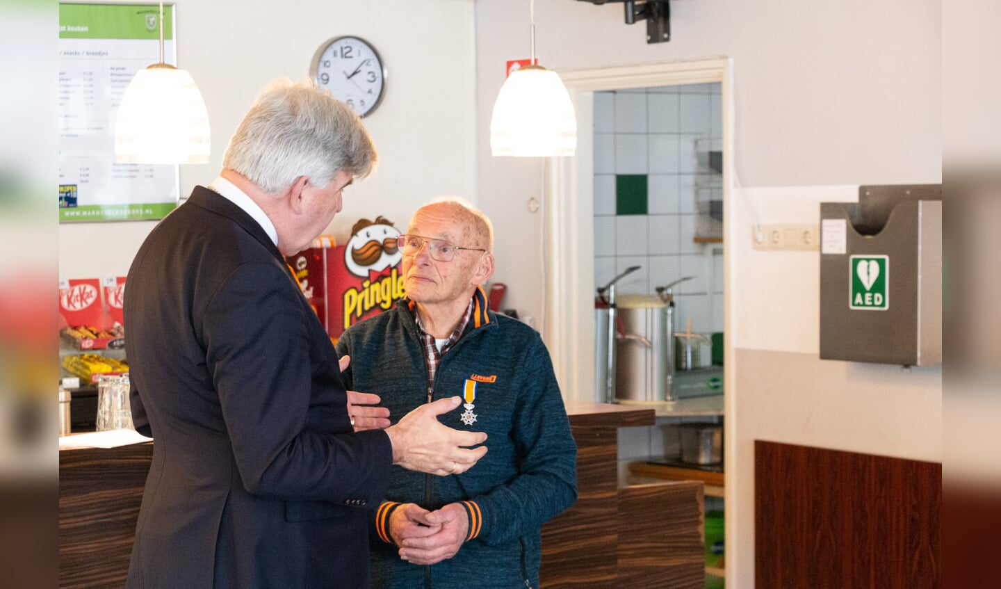 Meindert Hagenbeek (76) - Lid in de Orde van Oranje-Nassau. Foto: Henk Derksen