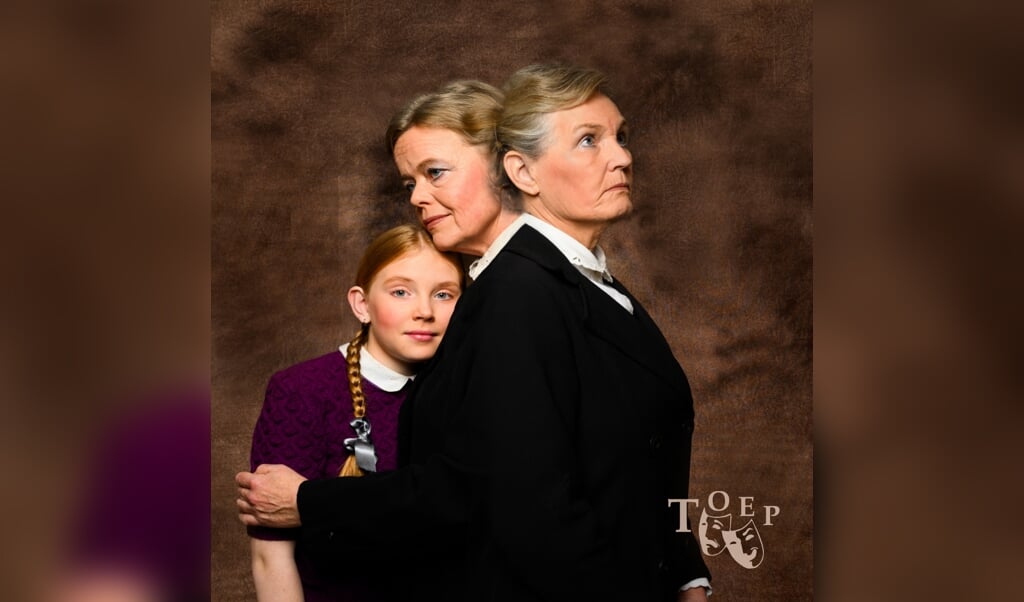 Heleentje met haar moeder, Tante Riek, die wordt gespeeld door twee toneelspeelsters: de een speelt Tante Riek als moeder, de ander de verzetsstrijder. Foto's: TOEP