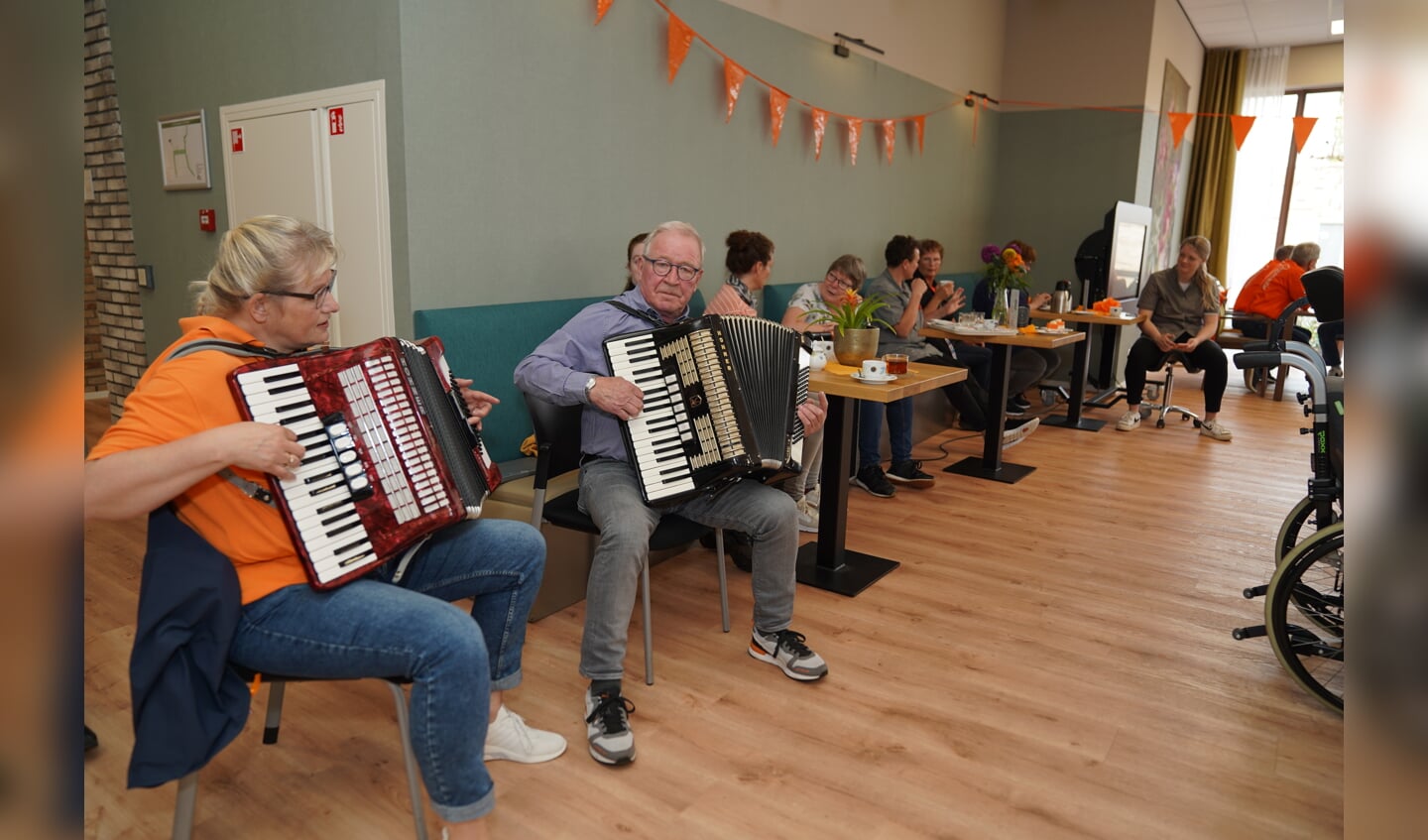 Jaap Geerligs en Annette Wehning brachten met hun accordeonmuziek een glimlach op een ieders gezicht. Foto: Wilma Arink.
