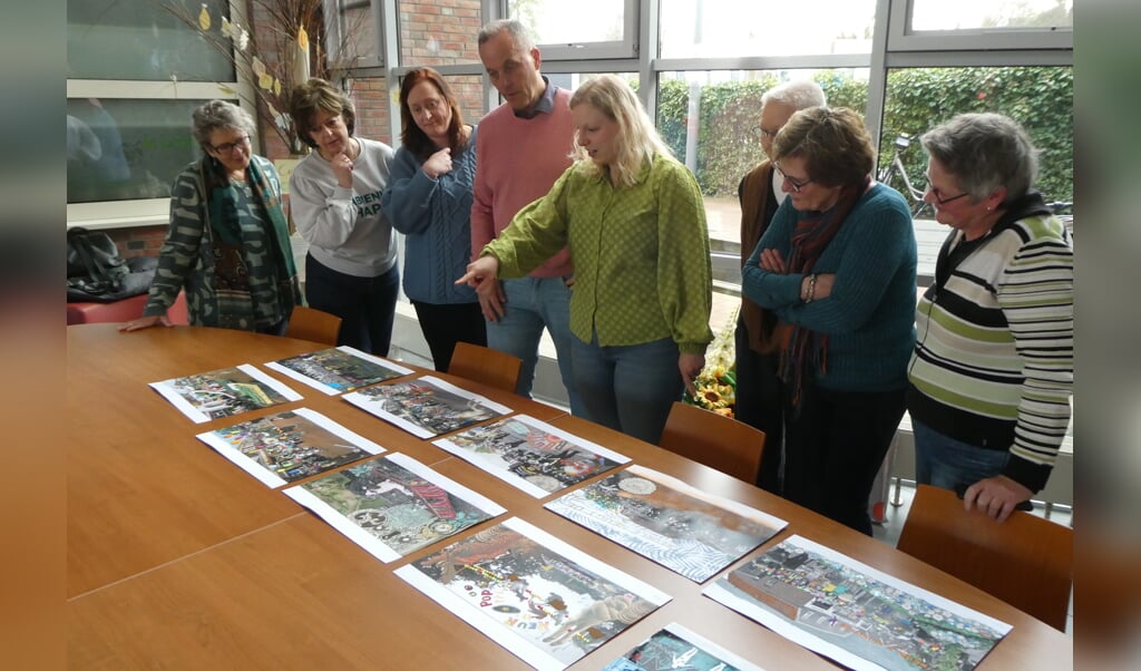 Anouk Meerbeek en Gertie Wolsink (midden) van Reurpop selecteerden onder toeziend oog van de 'kunstenaars' tien foto's voor het festival. Foto: Jan Hendriksen. 