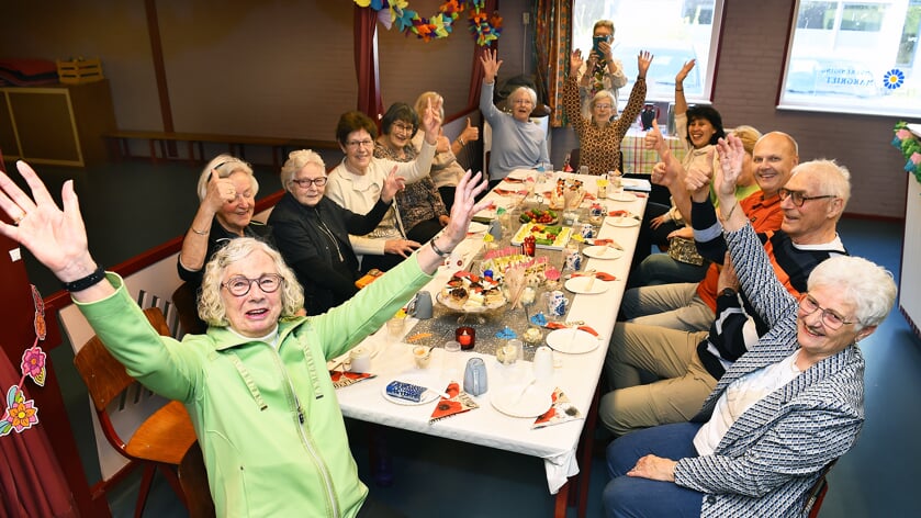 Riet Emmink is 75 jaar lid van Margriet en dat werd feestelijk gevierd. Foto: Roel Kleinpenning 