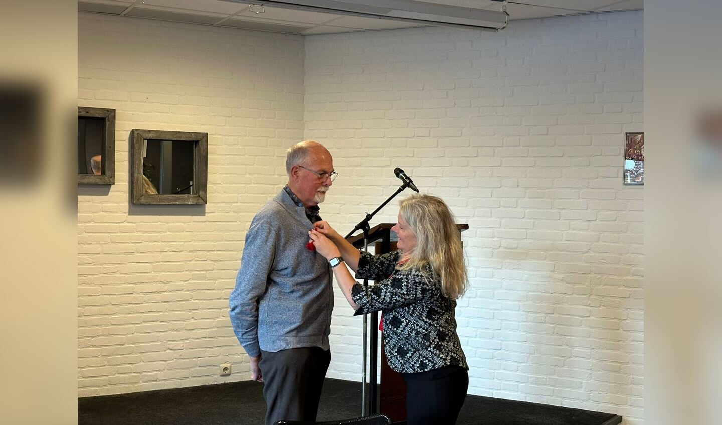 Landelijk voorzitter van de PvdA Esther-Mirjam Sent voorziet Henk Boogaard van de zilveren speld. Foto: PR