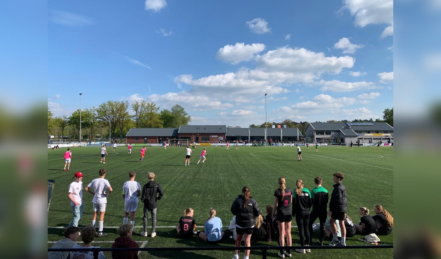Voetbalplezier en spanning bij het HEN (Haaksbergen, Eibergen en Neede) 7 tegen 7 voetbaltoernooi van het Assink lyceum. Foto: PR