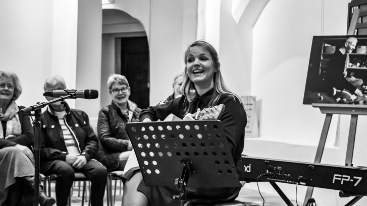 Op 24 april laat muziektherapeute Karin Hukker horen hoe je met muziek contact maakt met een dementerende. Foto: Erika Wentink – Klein Kranenbarg