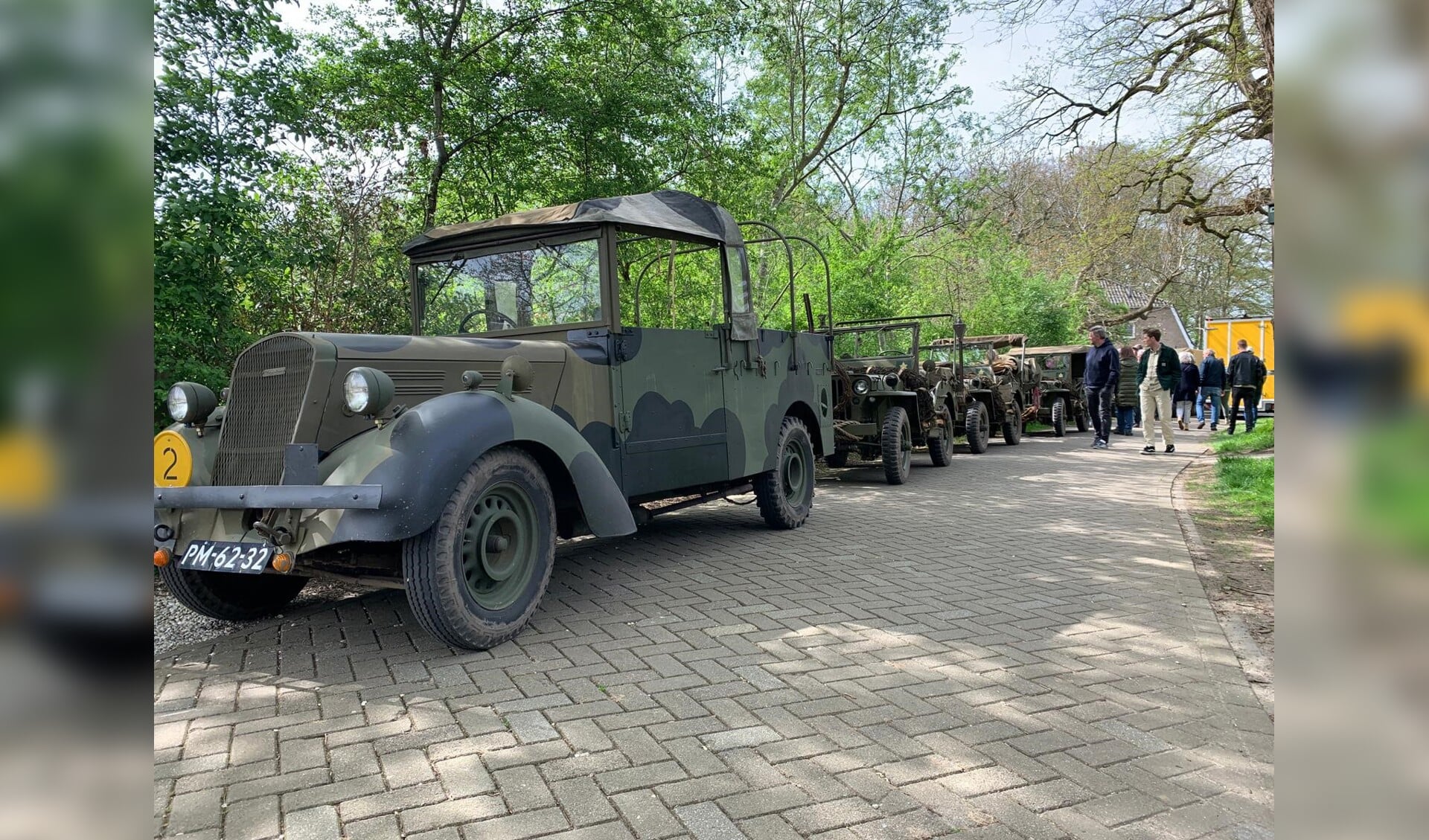Gorssel werd bezocht door een opmerkelijke stoet oude legervoertuigen Foto: PR