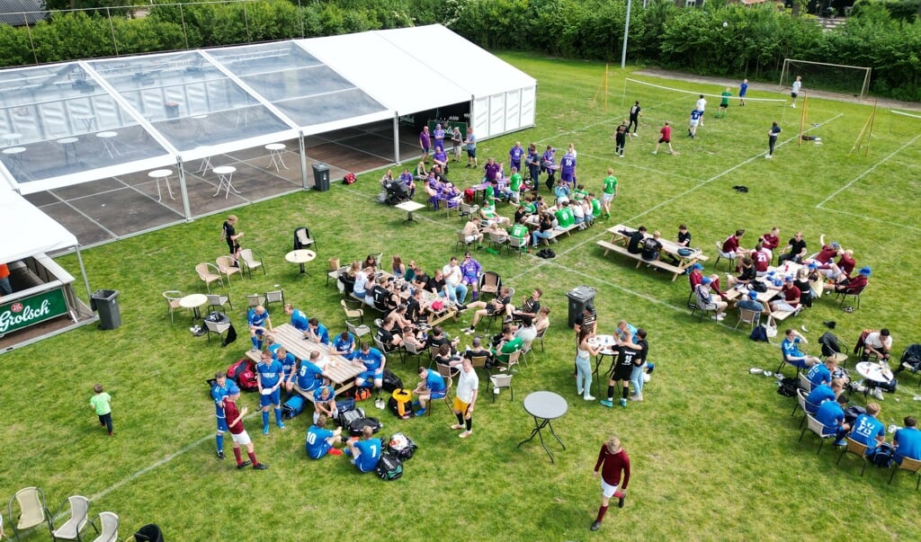 Het Emausspektakel op sportpark Dijkhoek in 2023 met de feesttent van bovenaf gezien. Foto: PR
